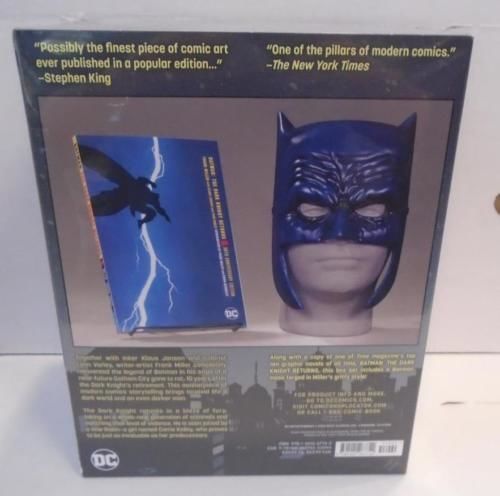 Комікс Batman: The Dark Knight Returns (Book & Mask Set) купити